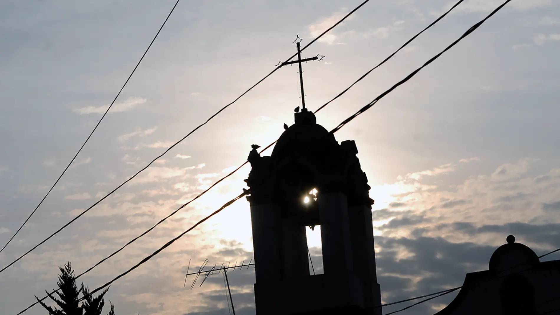 Silueta de campanario de una iglesia